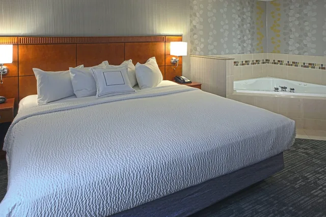 جناح بسرير كينج مع أريكة، Courtyard by Marriott Hamilton 3/4
