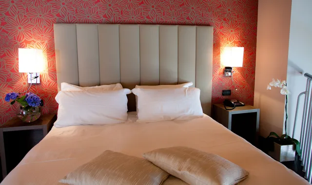 غرفة بسريرين منفصلين بإطلالة على البحيرة مع دخول الصالة، Hotel L'approdo 3/8