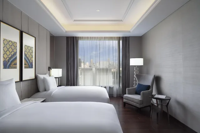 جناح غراند بسرير كينج بشرفة مع دخول الصالة، Sindhorn Kempinski Hotel Bangkok 2/8