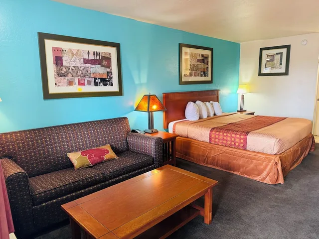 Suite, King Bed, Claridge Inn 1/4