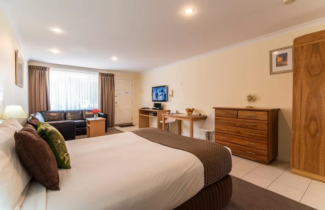 استوديو تنفيذي، Emu Point Motel 2/2