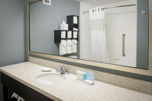 استوديو بسرير كينج بشرفة، Hampton Inn Suites St Petersburg Downtown 7/7