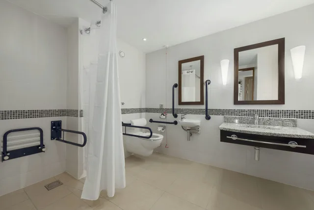 Deluxe, King Bed, Accessible, Hilton At St Georges Park Burton upon Trent 7/7