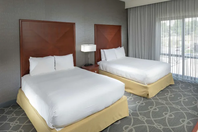 غرفة بسريرين كوين، DoubleTree by Hilton Hotel Asheville Biltmore 1/2