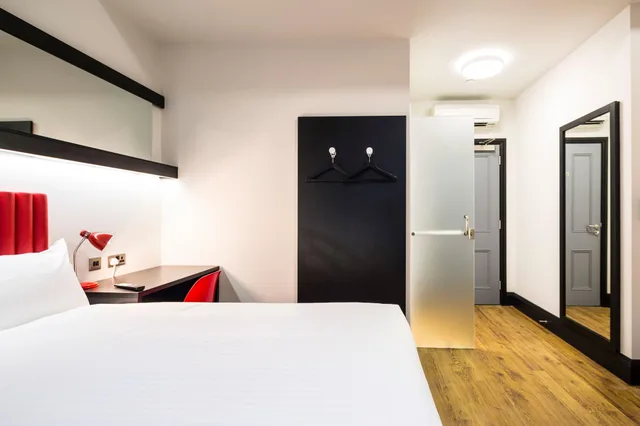 غرفة بسرير مزدوج لذوي الإعاقة، easyHotel Newcastle City Centre 2/6