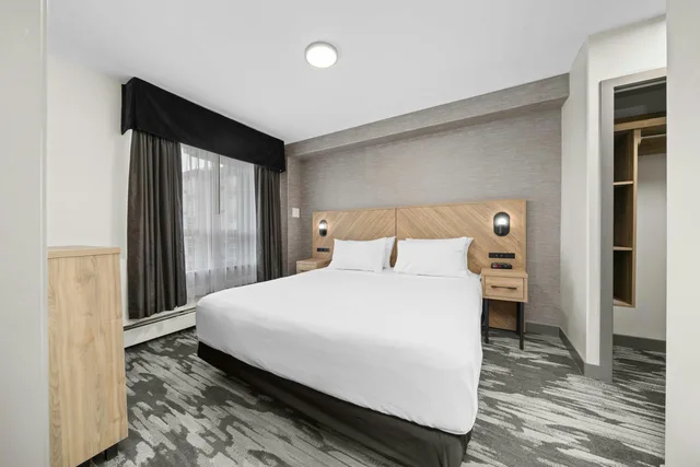 جناح غراند بسرير كينج مع أريكة بمطبخ صغير، Sandman Hotel Calgary Airport 2/4