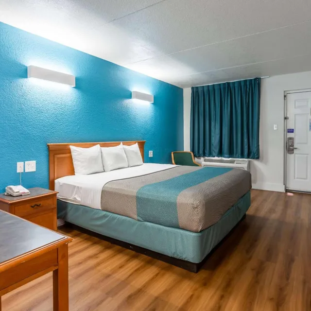1 King Bed - Mobility Acc Tub Smk Micfridge, Motel6 North Little Rock, AR - McCain 4/8