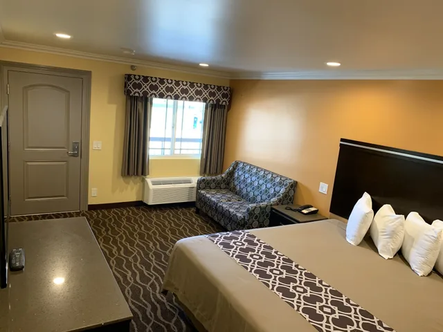 Deluxe, King Bed, Industry Inn Amp Suites 2/6