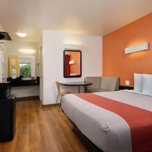 غرفة بسرير كوين، Motel6 Camarillo, CA 3/6