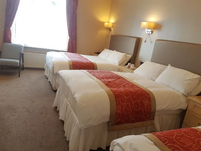 Family, Quadruple, 1 Single and 2 Queen Beds، Victoria Park Lodge 1/3