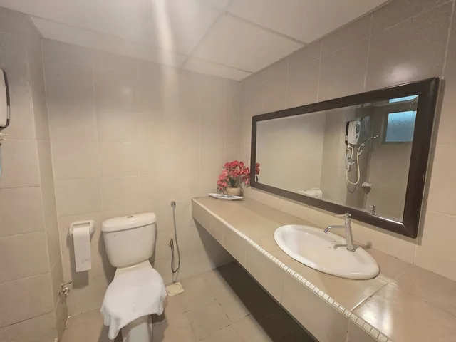 غرفة عائلية بسرير كوين وسرير فردي، Aster Hotel Bukit Jalil 3/3