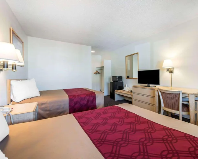 غرفة بسرير كوين وسرير مزدوج، Econo Lodge Downtown Colorado Springs CO 3/3
