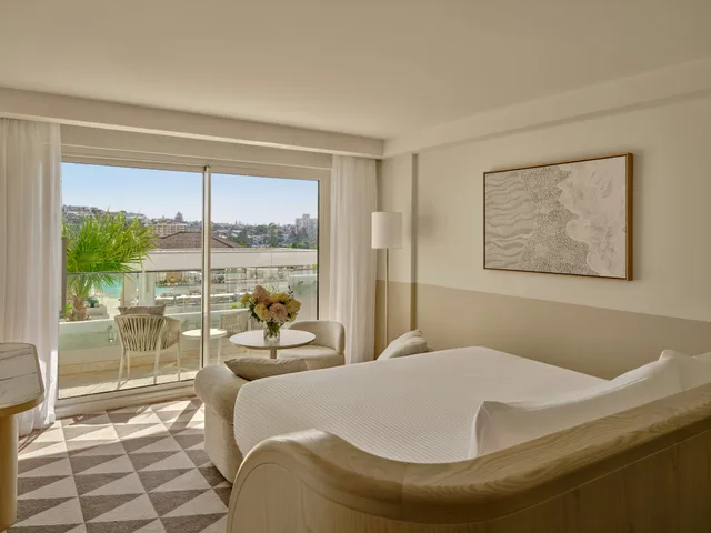 غرفة بسرير كينج بإطلالة على المسبح، InterContinental Sydney Coogee Beach by IHG 1/3