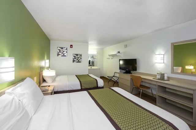 غرفة بسريرين كوين لذوي الإعاقة، American Inn 1/4