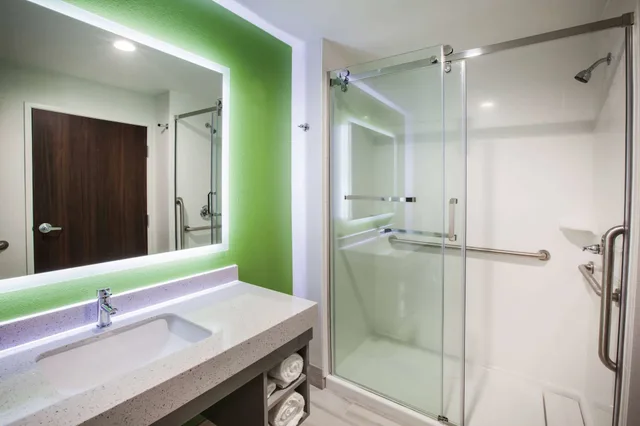 غرفة بسرير كينج لذوي الإعاقة، La Quinta Inn Suites By Wyndham Owasso 5/8