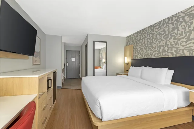غرفة بسرير كينج يُسمح فيها بالحيوانات الأليفة، Best Western Montrose Inn 1/3