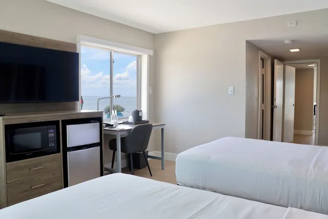 2 Bedrooms, Premier, Suite, 1 King and 2 Double Beds, Water Side, Sofa، SkyBeach Resort 6/7