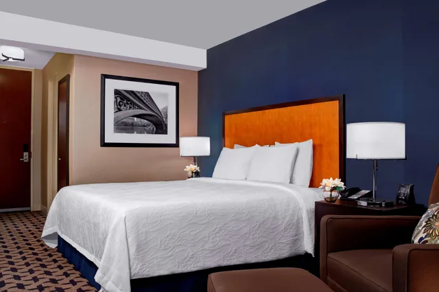 غرفة بسرير كوين، Hotel Kimpton Hotel Theta 2/2