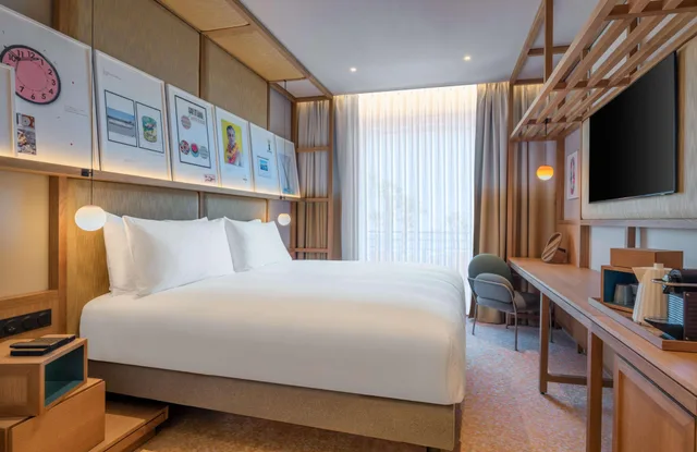غرفة بسريرين منفصلين بإطلالة جزئية على البحر، Canopy by Hilton Cannes 1/3