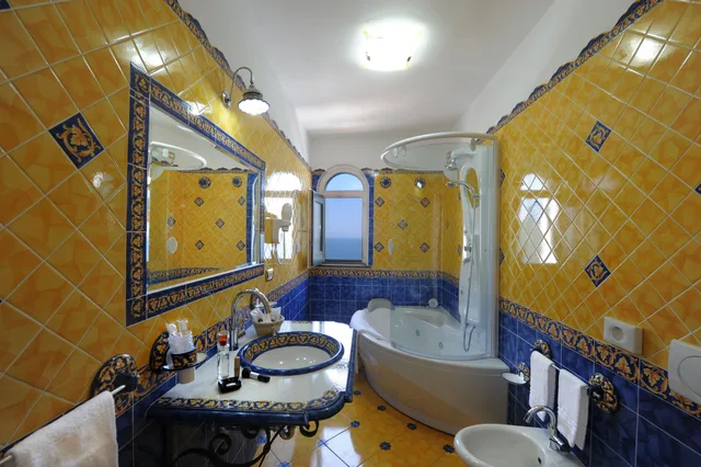 غرفة ديلوكس بإطلالة على البحر بشرفة، Hotel Villa Maria Pia 6/6