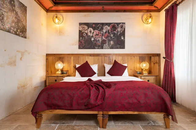 Stone, Deluxe, Suite, Queen Bed, Acer Cave Hotel 1/10