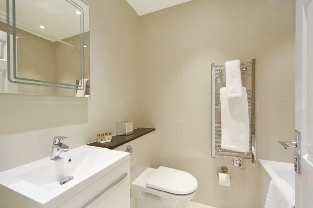 3 Bedrooms, Semi Basement, Standard، Apartment Queensgate Court 3/3