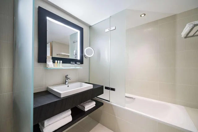 Executive, Suite, Multiple Beds, Sea View، Golden Tulip Marseille Euromed 3/4