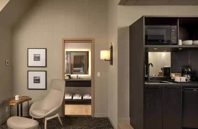 1 Bedroom, Summit, Suite, King Bed, Sofa، Peaks Hotel & Suites 8/10