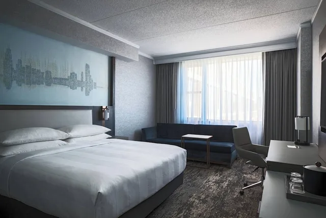 غرفة بسرير كينج وسرير كوين لذوي الإعاقة، The Courtyard by Marriott Chicago at Medical District/UIC 1/2