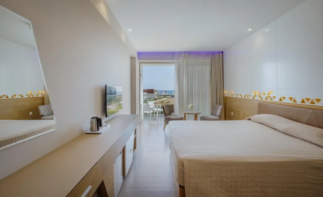 غرفة سوبيريور بإطلالة على البحر بشرفة، Tasia Maris Seasons Hotel (Adults only) 1/3