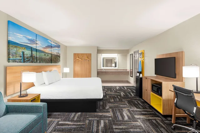 غرفة ديلوكس بسرير كينج مع أريكة، Days Inn by Wyndham Paris 4/6