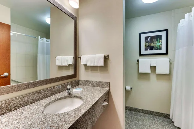 جناح بسرير كوين مع أريكة، Drury Inn & Suites Orlando 2/3