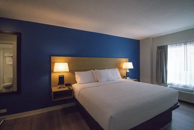 Efficiency, Suite, King Bed، Baymont by Wyndham Gold River 3/4