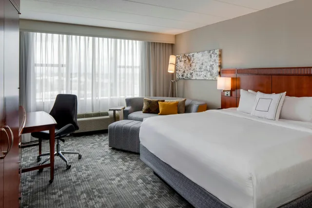 غرفة، COURTYARD BY MARRIOTT LOGAN AIRPORT 2/5