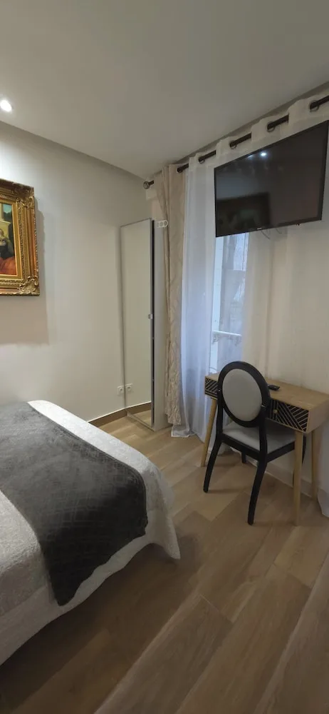 Standard, Double Bed, No Elevator, CAMELIA PRESTIGE - PLACE DE LA NATION 6/10