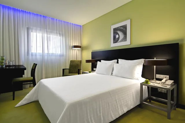 Room, Twin Beds, Sana Capitol Hotel 3/10