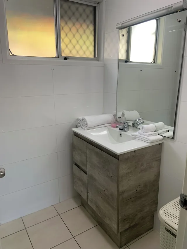 شقة بسرير كوين وسريرين منفصلين بإطلالة على المسبح بغرفتي نوم، Airlie Apartments 3/3