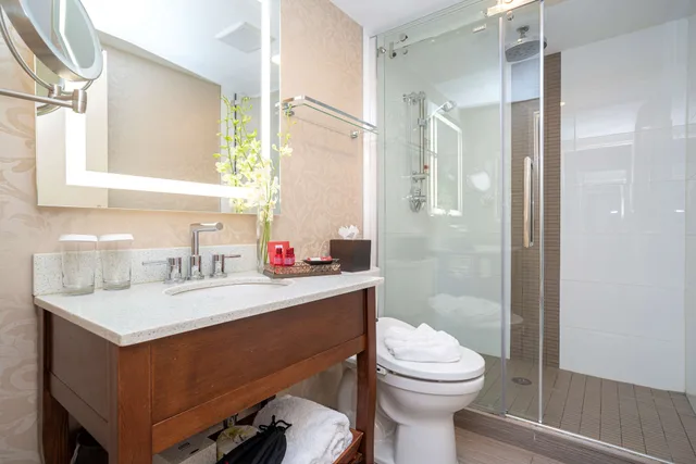 غرفة قياسية بسرير كينج بشرفة، Best Western Premier Chateau Granville Hotel and Suites and Conf. Centre 7/9