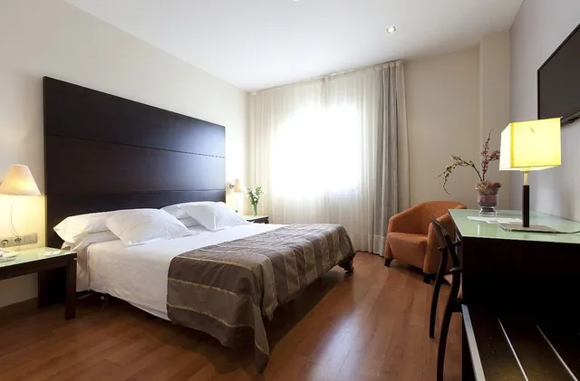 غرفة سوبيريور بسريرين منفصلين بحوض جاكوزي، Hotel Vertice Aljarafe 4/10