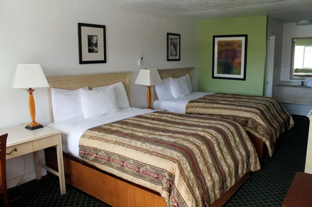 Standard, 2 Queen Beds, Fireside Inn Santa Cruz 3/8