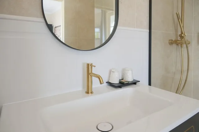Junior Suite, Queen Bed, Harbour View, Sofa, Bathtub, Best Western Le Cheval Blanc 1/2