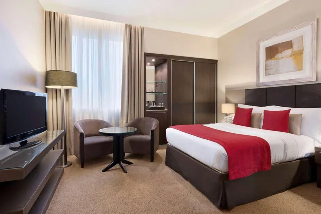 غرفة بسرير كوين لذوي الإعاقة، Ramada by Wyndham Abu Dhabi Downtown 1/2