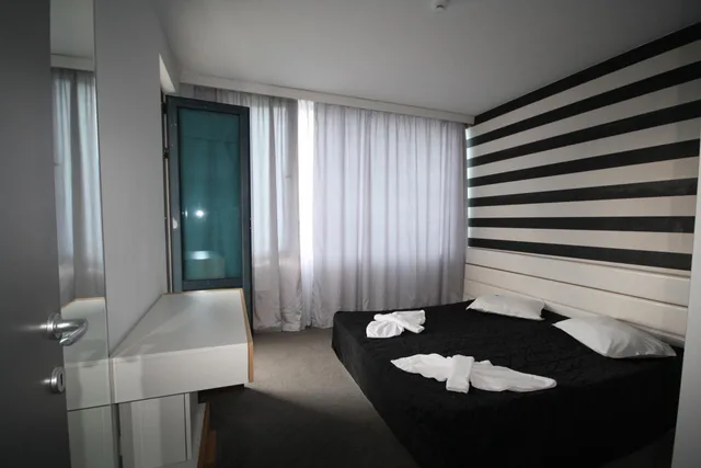 2 Bedrooms, Apartment, Balcony, Riviera Blue 3/4