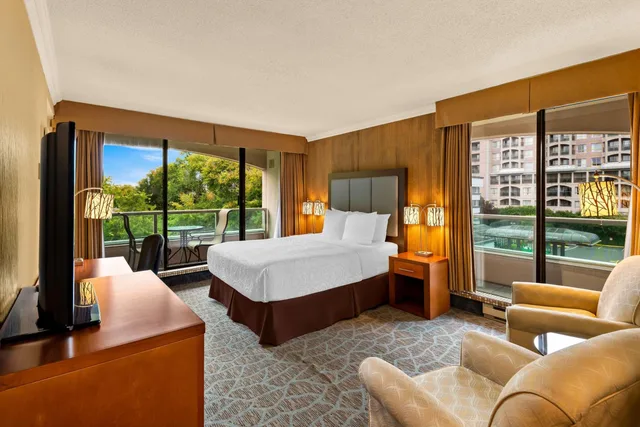 غرفة بسرير كينج مع أريكة، Best Western PLUS Inner Harbour Hotel 3/5
