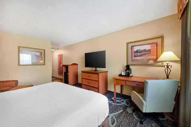 غرفة بسرير كينج لذوي الإعاقة، Best Western Plus Mid Nebraska Inn & Suites 4/9