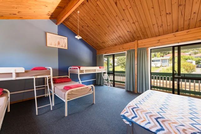 غرفة عائلية بسريرين منفصلين وسرير كوين وسرير بطابقين، Bay of Islands Lodge 6/9