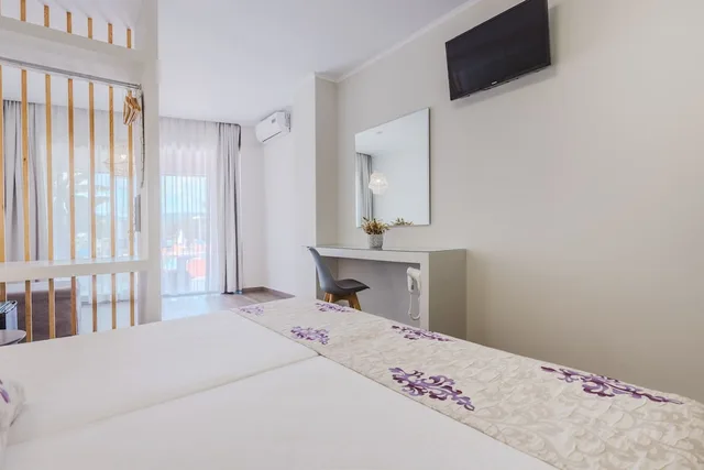 جناح استوديو ديلوكس بثلاثة أسرّة بإطلالة على المسبح بشرفة، Sunrise Zante - Adults Only Hotel 4/10