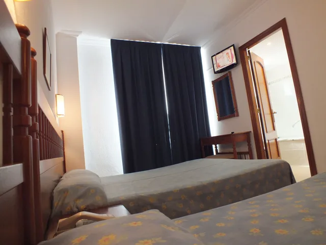 غرفة قياسية ثلاثية بسرير مزدوج وسرير فردي، Risech Hotel 7/9
