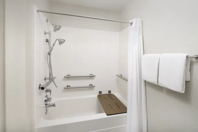 غرفة قياسية بسريرين كوين لذوي الإعاقة، Holiday Inn Express Knoxville Strawberry Plains 8/10