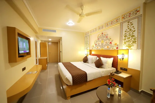 Luxury, King Bed, Ganga Ratan 1/2